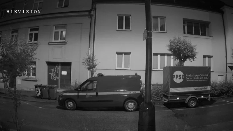 Noční záběr s pouličním osvětlením – HIKVISION